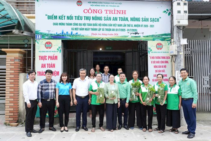 "Điểm kết nối tiêu thụ nông sản an toàn, nông sản sạch" có sự tham gia của 12 thành viên. Ảnh: Vân Thư
