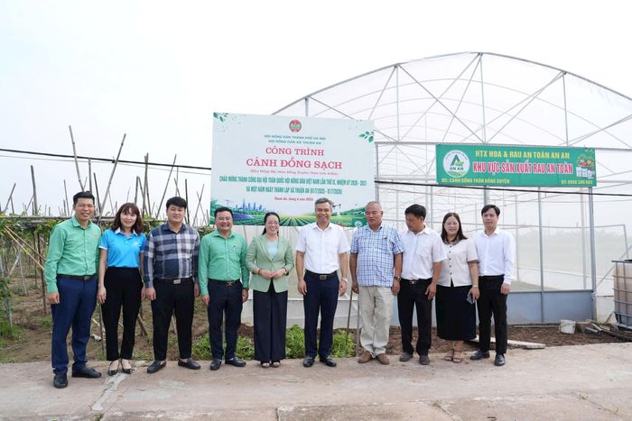 Lễ gắn biển công trình "Cánh đồng sạch". Ảnh: Vân Thư