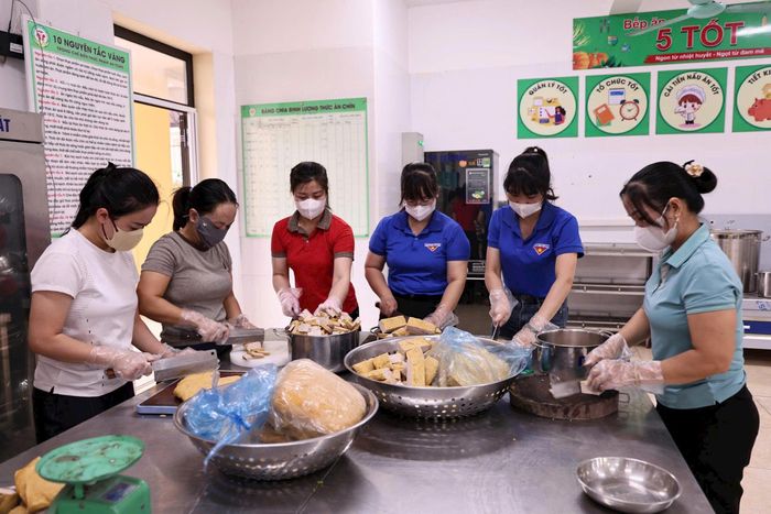 Chuẩn bị cơm phục vụ sĩ tử và phụ huynh.
