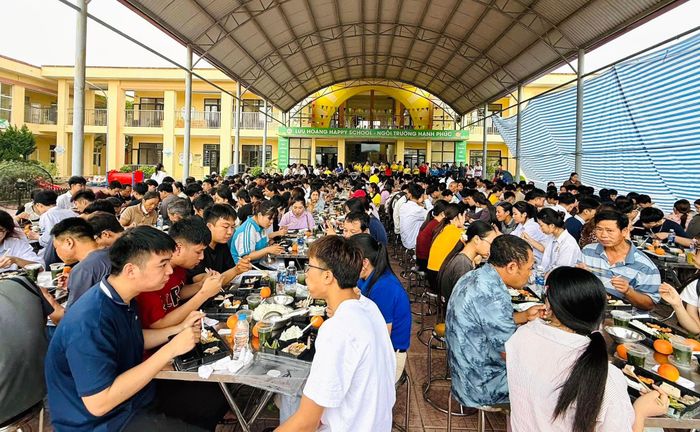 Thí sinh và phụ huynh ăn trưa tại Trường mầm non Lưu Hoàng. Ảnh: Thanh Hằng