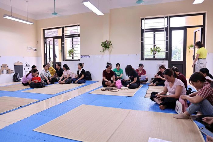 Phụ huynh chờ con tại Trường Mầm non Lưu Hoàng (cạnh điểm thi Trường THPT Lưu Hoàng). Ảnh: Thanh Hằng
