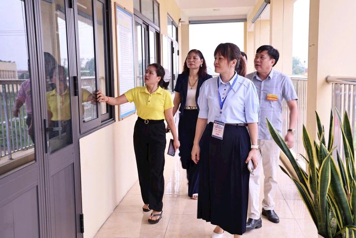 Lãnh đạo xã Hòa Xá kiểm tra cơ sở vật chất phục vụ thi. Ảnh: Thanh Hằng