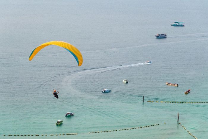 Tại đảo Koh Larn (đảo San Hô) du khách có thể trải nghiệm dù lượn trên biển (Parasailing) và ngắm toàn cảnh vịnh Pattaya từ trên cao. Ảnh: TAT