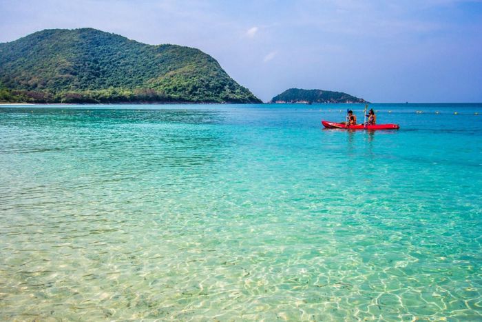 Chèo SUP, lặn biển và tận hưởng làn nước trong xanh của một trong những hòn đảo đẹp nhất vùng Sattahip. Ảnh: TAT