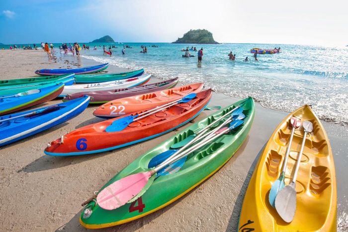 Bãi biển Nang Ram Thư giãn trên bãi cát trắng, tắm biển và chèo thuyền kayak giữa khung cảnh thiên nhiên yên bình. Ảnh: TAT