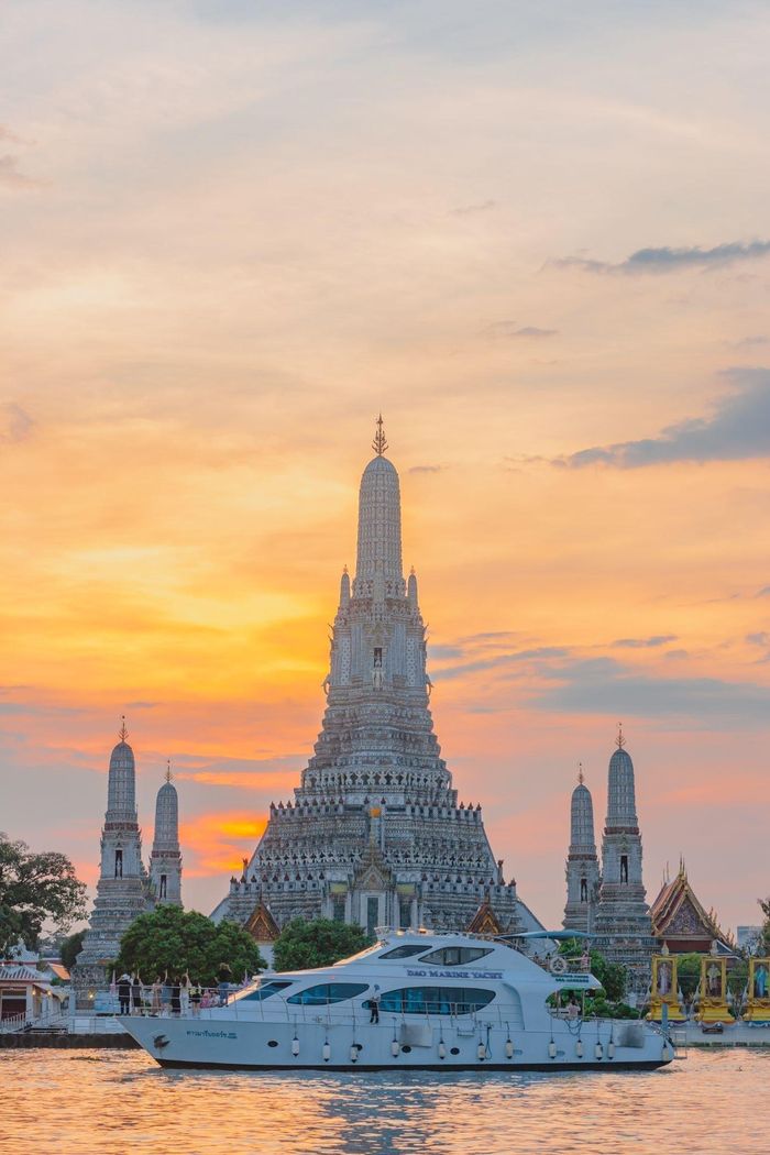 Trải nghiệm du thuyền trên sông Chao Phraya và ngắm nhìn chùa Wat Arun rực rỡ trong ánh chiều tà. Ảnh: TAT