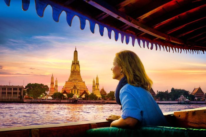 Du khách trải nghiệm hành trình trên dòng sông huyền thoại của Bangkok và chiêm ngưỡng vẻ đẹp biểu tượng của Wat Arun trong ánh hoàng hôn. Ảnh: TAT