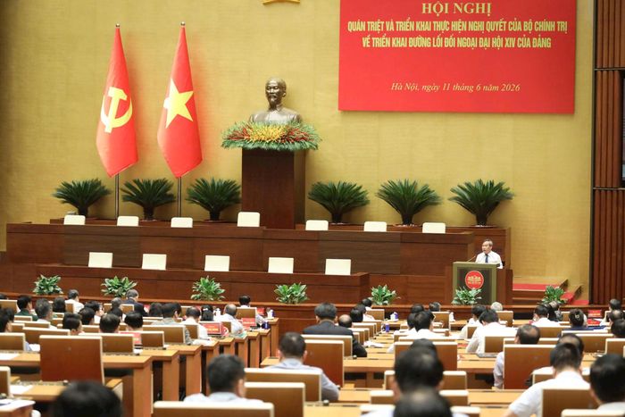 Chủ tịch UBND thành phố Vũ Đại Thắng phát biểu tham luận tại hội nghị. Ảnh: Thành Long