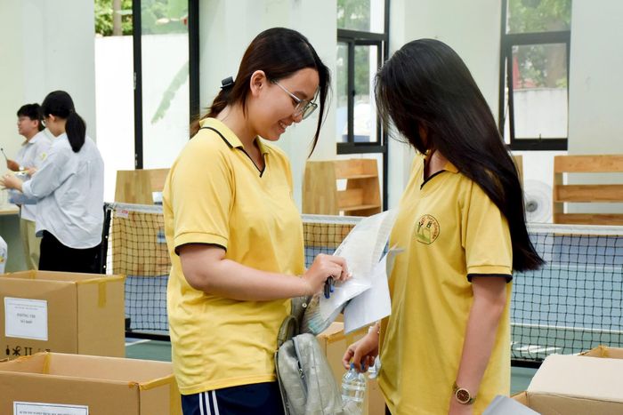 Thí sinh thi tốt nghiệp THPT năm 2026 tại điểm thi Trường THCS Thái Thịnh (phường Đống Đa). Ảnh: Phạm Thảo