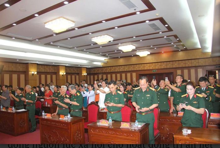 Các đại biểu thực hiện chuyển khoản vào tài khoản 2707 - Ngân hàng Thương mại cổ phần Quân đội ủng hộ hoạt động tri ân liệt sĩ. Ảnh: Minh Vũ