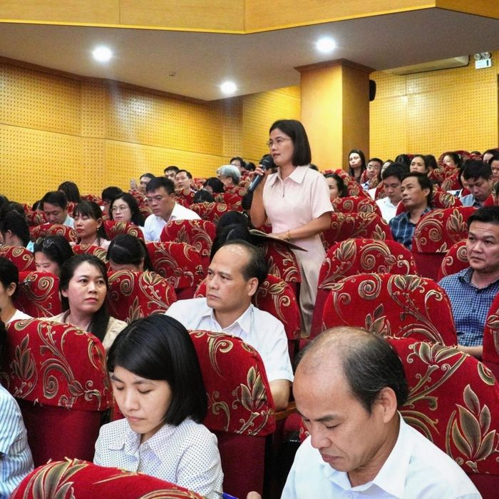 Đại biểu trao đổi ý kiến tại hội nghị. Ảnh: Tùng Lâm