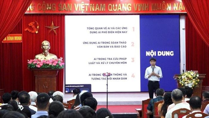 Báo cáo viên Trịnh Tuấn Anh giới thiệu chung về trí tuệ nhân tạo, phương pháp xây dựng và sửa chữa câu lệnh (prompt). Ảnh T. Đạt