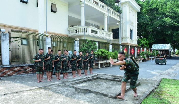 Đoàn kiểm tra các nội dung về chuyên ngành đặc công. Ảnh: QP