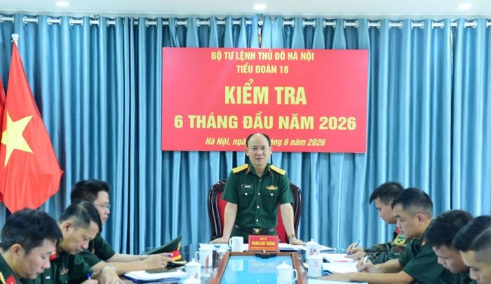 Đại tá Đoàn Chí Thắng, Phó Chủ nhiệm Chính trị BTL Thủ đô kết luận buổi kiểm tra tại Tiểu đoàn 18 Đặc công. Ảnh: QP