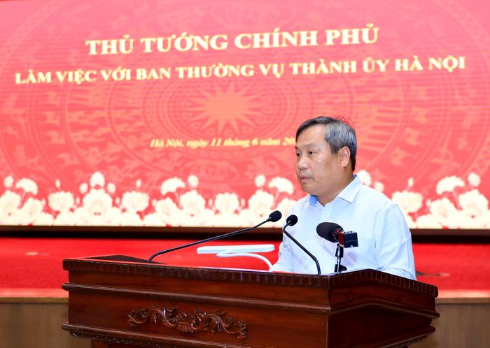 Phó Bí thư Thành ủy, Chủ tịch UBND thành phố Hà Nội Vũ Đại Thắng trình bày báo cáo tại buổi làm việc. Ảnh Quang Thái