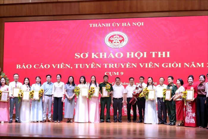 12 thí sinh trải qua ba phần thi gồm soạn đề cương, thuyết trình chuyên đề và trả lời câu hỏi của Ban Giám khảo. Ảnh: Lại Tấn