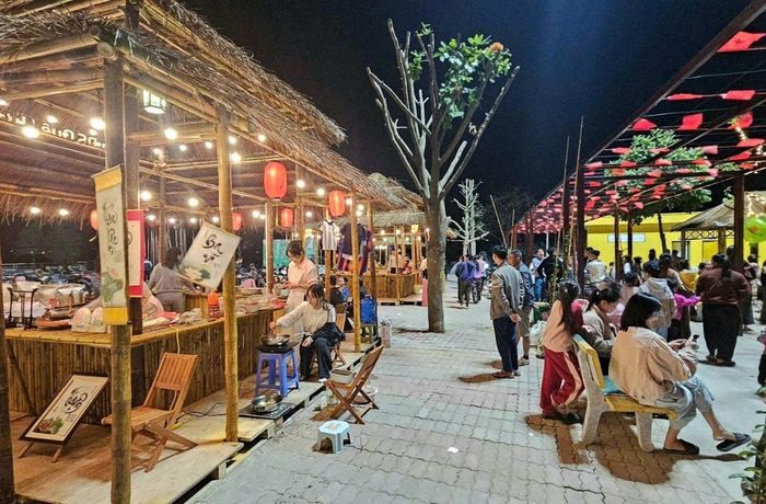Chợ đêm Minh Châu không chỉ là nơi mua bán, mà còn là không gian nâng cao đời sống tinh thần của người dân. Ảnh: PV