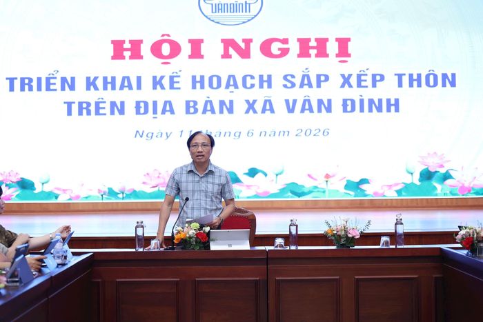 Chủ tịch UBND xã Vân Đình Nguyễn Ngọc Điệp phát biểu. Ảnh: Lại Tấn