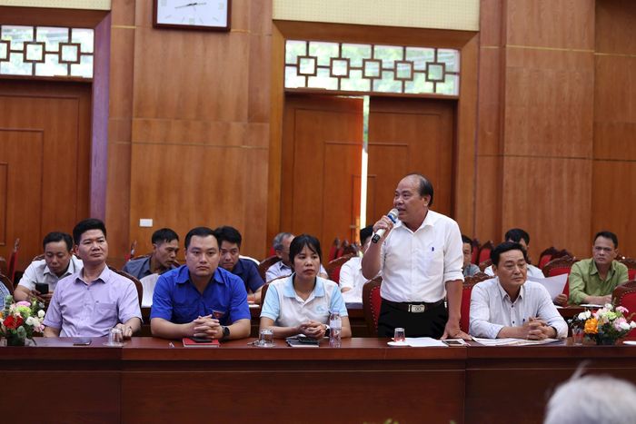 Ông Trịnh Quang Vương, Trưởng thôn Vĩnh Hạ phát biểu tại hội nghị. Ảnh: Lại Tấn