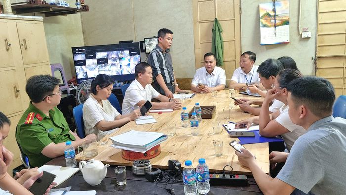 Đoàn kiểm tra trao đổi, nhắc nhở Ban quản lý chợ Phùng Khoang thực hiện tốt hơn công tác kiểm soát giết mổ, vận chuyển, kinh doanh động vật, sản phẩm động vật, vệ sinh, an toàn thực phẩm tại chợ. Ảnh: Ánh Dương
