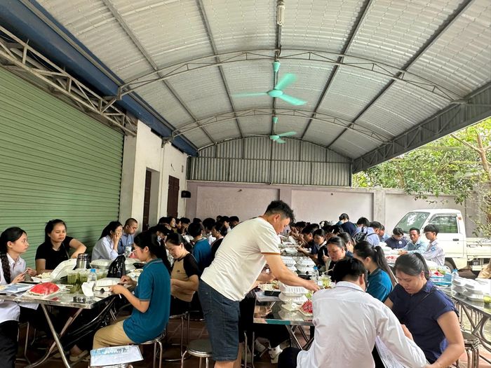 Mô hình "Bữa trưa 0 đồng" cung cấp hơn 600 suất ăn cho phụ huynh và sĩ tử tại điểm thi trên địa bàn xã Trung Giã. Ảnh: Việt Hà