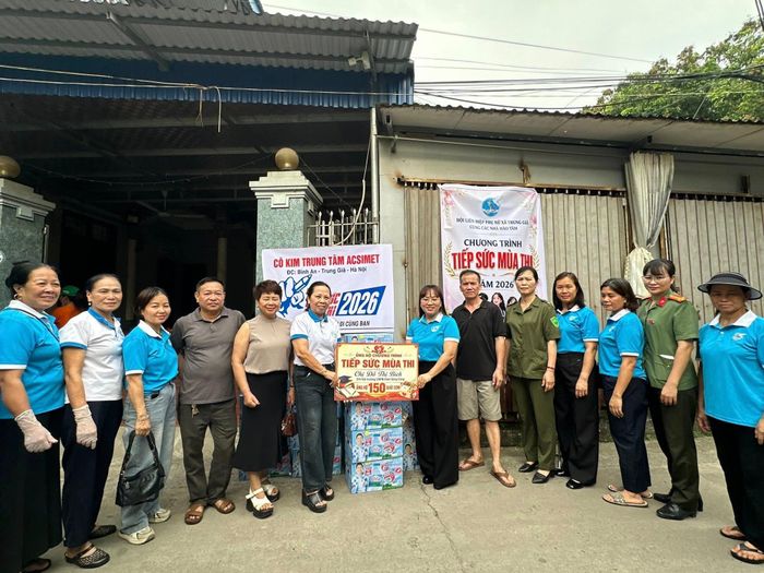 Hội Liên hiệp Phụ nữ xã Trung Giã chuẩn bị nước uống miễn phí cho phụ huynh và sĩ tử. Ảnh: Việt Hà