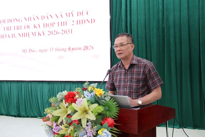 Chủ tịch UBND xã Mỹ Đức Nguyễn Quang Đường ghi nhận, tiếp thu và giải đáp các ý kiến, kiến nghị của cử tri. Ảnh: Biên Phạm