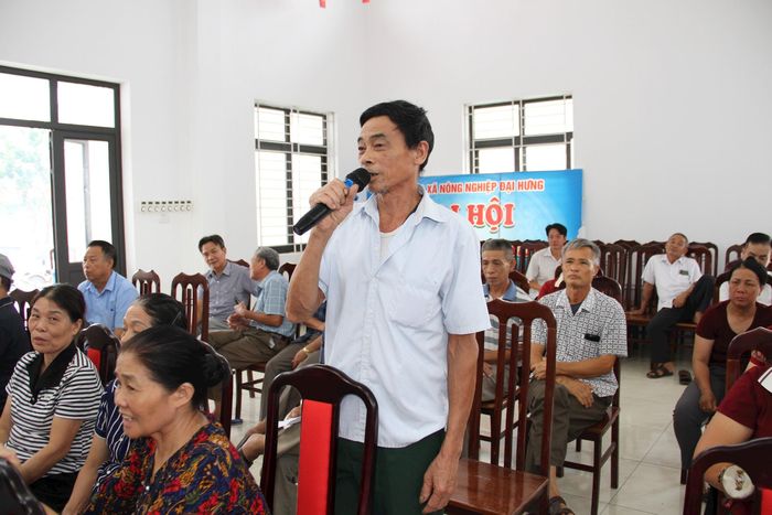 Cử tri Lê Văn Doãn (thôn Thượng Tiết) nêu ý kiến đối với các đại biểu HĐND xã. Ảnh: Biên Phạm