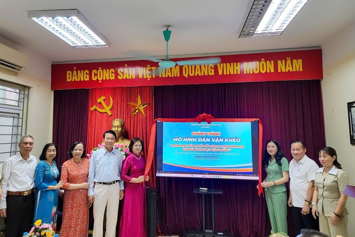 Khánh thành mô hình dân vận khéo “Trang thiết bị kết nối công nghệ thông tin tại Nhà sinh hoạt cộng đồng” trên địa bàn dân cư số 1. Ảnh: PV