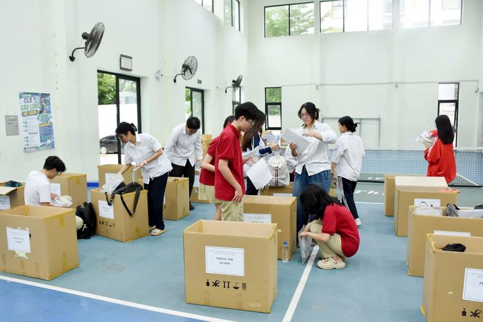 Khu vực bảo quản vật dụng cá nhân của thí sinh tại điểm thi Trường THCS Thái Thịnh. Ảnh: Phạm Thảo