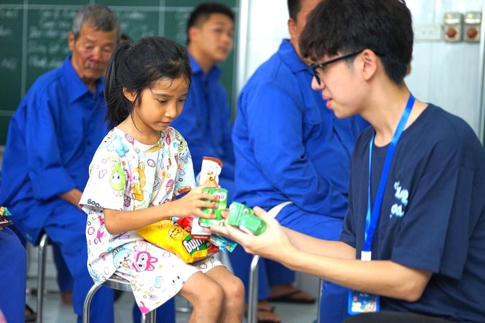 Các bạn học sinh trong dự án Trang Hoa trao quà tới em nhỏ có hoàn cảnh khó khăn. Ảnh: Trang Hoa.