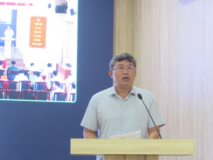 Chủ tịch UBND phường Lê Hồng Thắng giải đáp kiến nghị cử tri. Ảnh: PV
