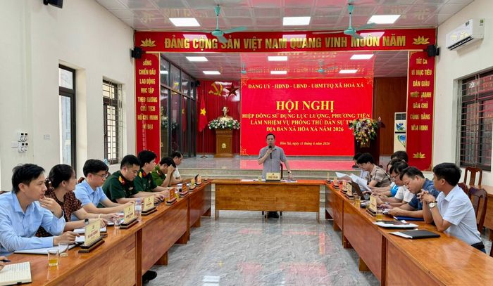 Chủ tịch UBND xã, Trưởng ban Chỉ đạo Phòng thủ dân sự xã Hòa Xá Dương Tuấn Anh phát biểu. Ảnh: Vân Nga