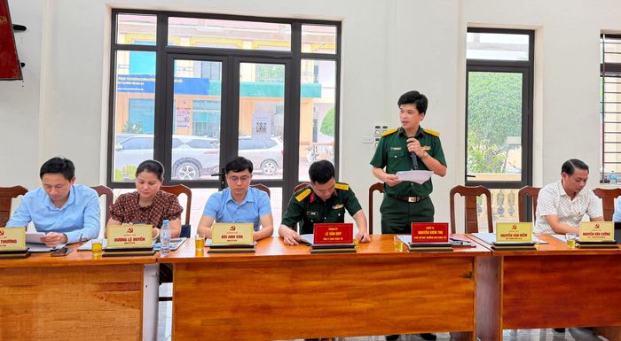 Đại diện Ban Chỉ huy quân sự xã Hòa Xá trình bày dự thảo kế hoạch hiệp đồng phòng thủ dân sự năm 2026. Ảnh: Vân Nga
