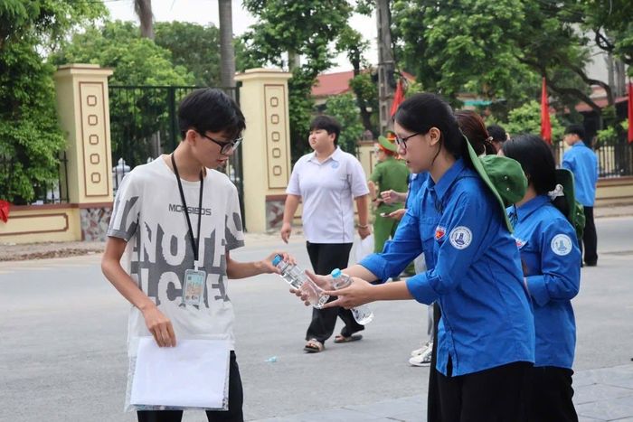 Phát nước miễn phí cho các thí sinh. Ảnh: ĐTN