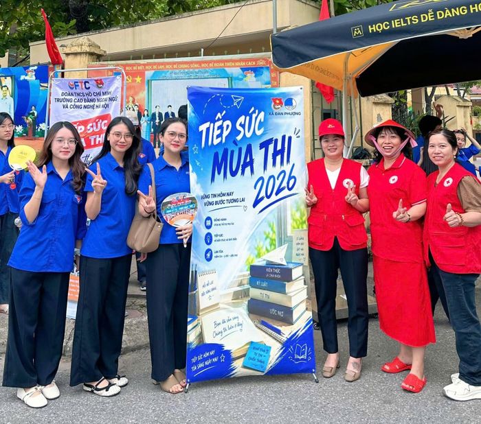 Lực lượng tiếp sức mùa thi. Ảnh: PV
