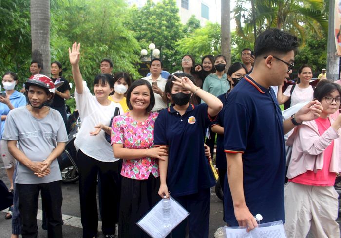 Phụ huynh luôn đồng hành cùng con. Ảnh: Thiên Tú
