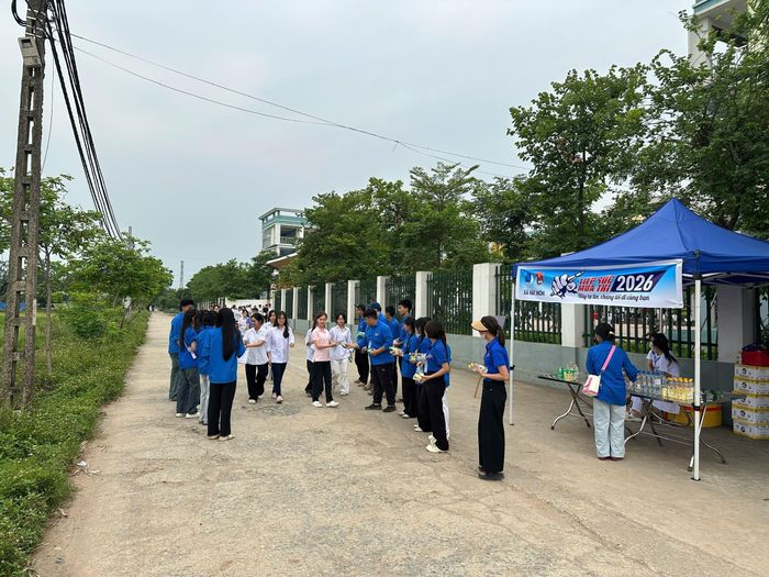 Thanh niên tình nguyện xã Hát Môn tham gia "tiếp sức" mùa thi. Ảnh: HM