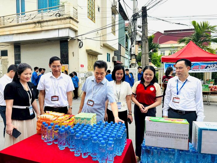 Lãnh đạo xã Hát Môn thăm, động viên đội ngũ cán bộ, giáo viên, nhân viên đang thực hiện nhiệm vụ tại các điểm thi. Ảnh: HM