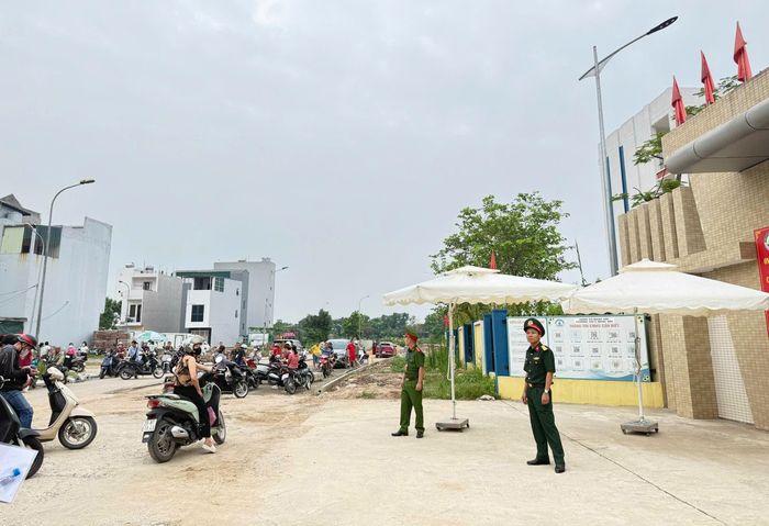 Lực lượng công an tham gia phân luồng giao thông tại khu vực điểm thi. Ảnh: PV