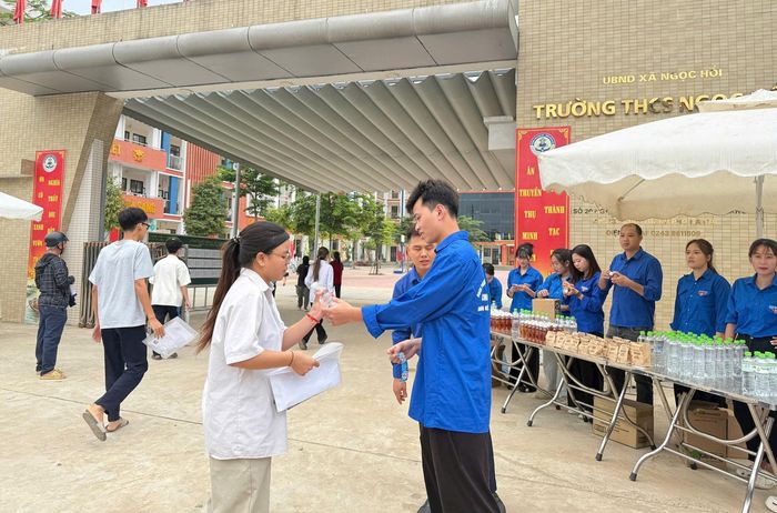Hỗ trợ thí sinh tại điểm thi Trường THCS Ngọc Hồi. Ảnh: PV