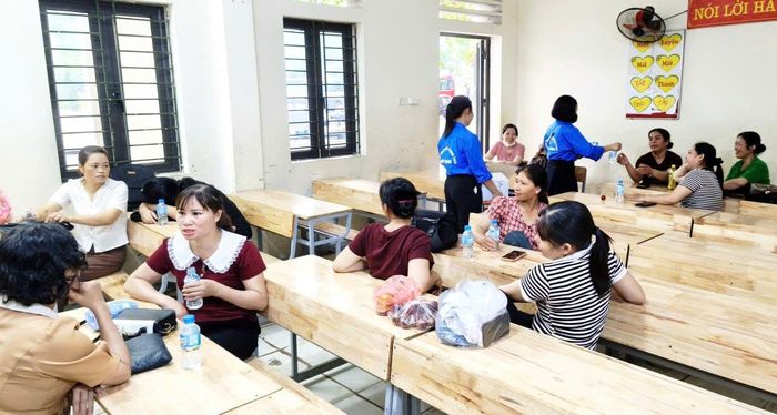 Người nhà thí sinh được bố trí nghỉ tại điểm chờ sạch sẽ, thoáng mát và có đầy đủ bánh ngọt, nước uống. Ảnh: Biên Phạm