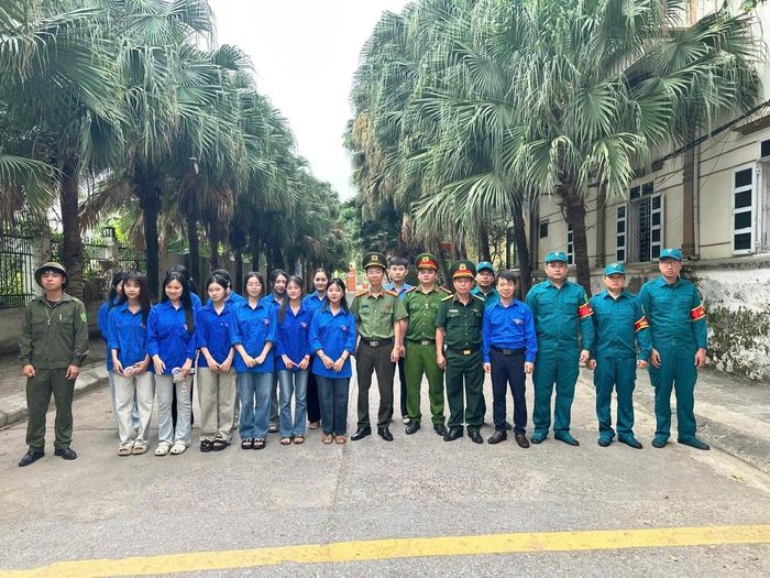 Ngay từ 5h15 sáng, các lực lượng xã Mỹ Đức đã có mặt tại điểm thi Trường THPT Hợp Thanh để hỗ trợ thí sinh và phụ huynh. Ảnh: Biên Phạm