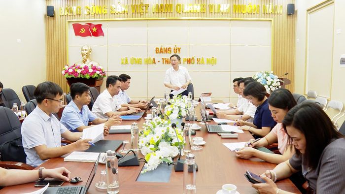 Bí thư Đảng ủy, Chủ tịch HĐND xã Ứng Hòa Đàm Văn Huân phát biểu tại hội nghị. Ảnh: Phùng Lương