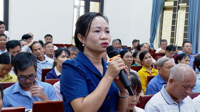 Đại diện các thôn góp ý vào đề án sắp xếp. Ảnh: Phùng Lương