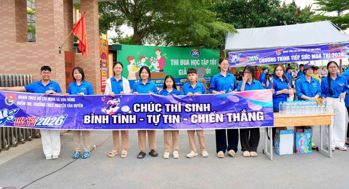 Lực lượng thanh niên tình nguyện có mặt từ sớm tại điểm thi để hỗ trợ, động viên các thí sinh trong ngày thi đầu tiên. Ảnh: NS