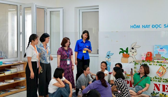 Phụ huynh được bố trí chỗ ngồi chờ trong lúc các thí sinh làm bài thi. Ảnh: NS