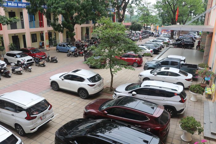Phụ huynh và thí sinh được gửi xe miễn phí tại điểm chờ. Ảnh: PV