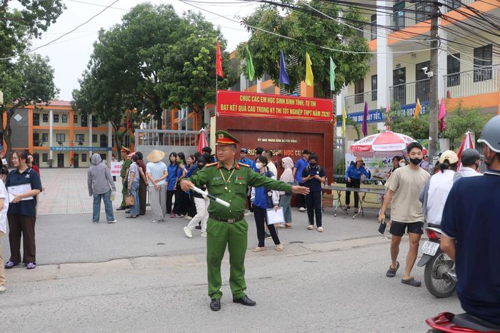 Lực lượng công an địa phương tăng cường phân luồng giao thông xung quanh điểm thi. Ảnh: PV