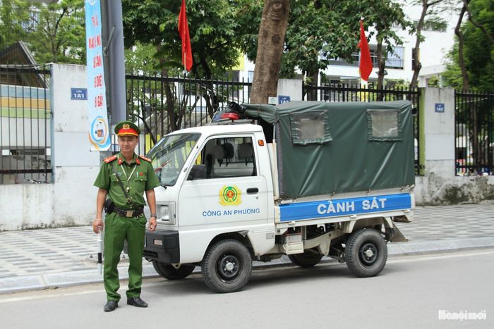 Cán bộ, chiến sĩ Công an phường Phú Thượng luôn túc trực tại các điểm thi để xử lý các tình huống bất ngờ có thể xảy ra. Ảnh: Hoàng Vũ
